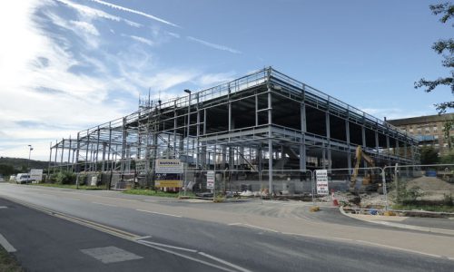 large-portal-frame-warehouse-during-construction-polyseam-steelwork-frame-500x300